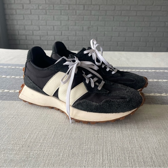 New Balance 327 Women’s Sneakers Black Size 9 Athletic - Picture 3 of 7